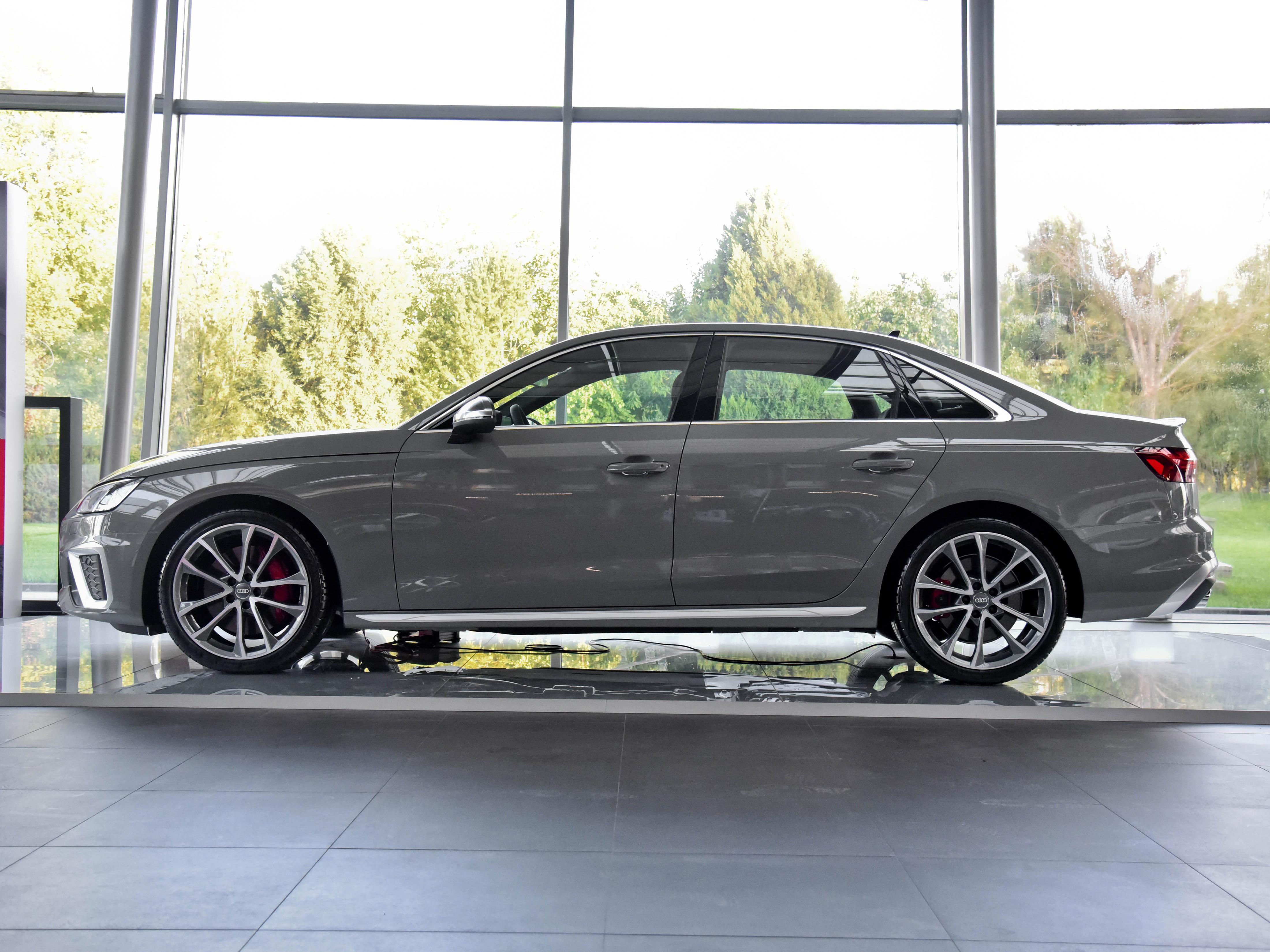 3.0T进口奥迪，配备quattro四驱，比国产A6L更强，实拍奥迪S4