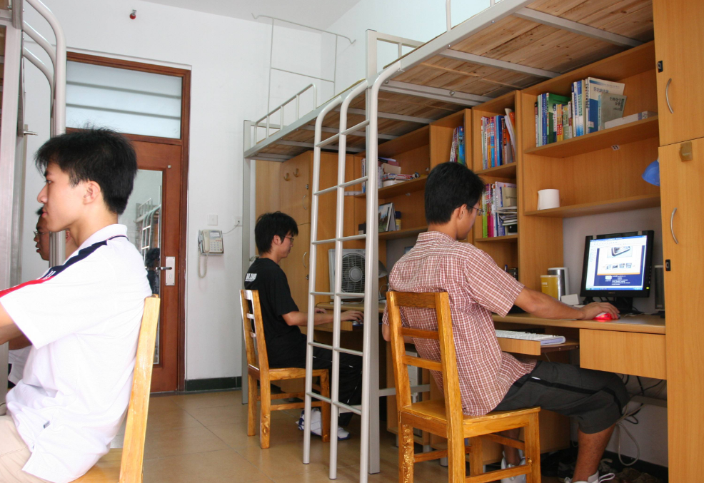 大学宿舍突遭“查寝”，女生宿舍琳琅满目，男生宿舍“影响健康”