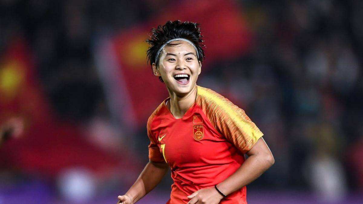 美国人为什么不踢世界杯(美国女足抗争6年，状告足协获赔1亿5千万，女运动员为啥工资低)