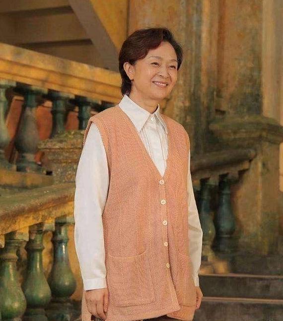 62岁“国民老妈”刘莉莉：穿着简约又得体，妈妈们照穿也好看