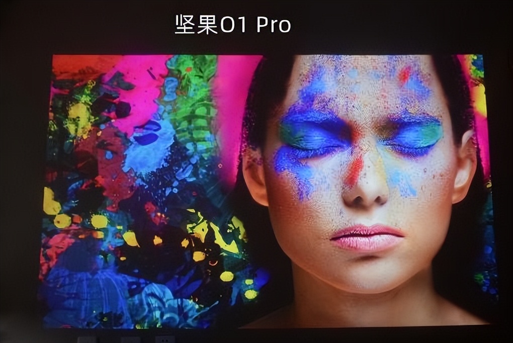 别再纠结买不买超短焦投影仪了，距墙23cm就能投100寸，还纠结？