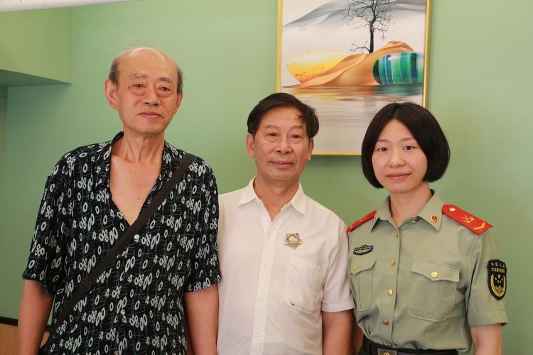 几载铁兵集蓉城，一朵绿花续军魂。 美篇制作：张淑芬