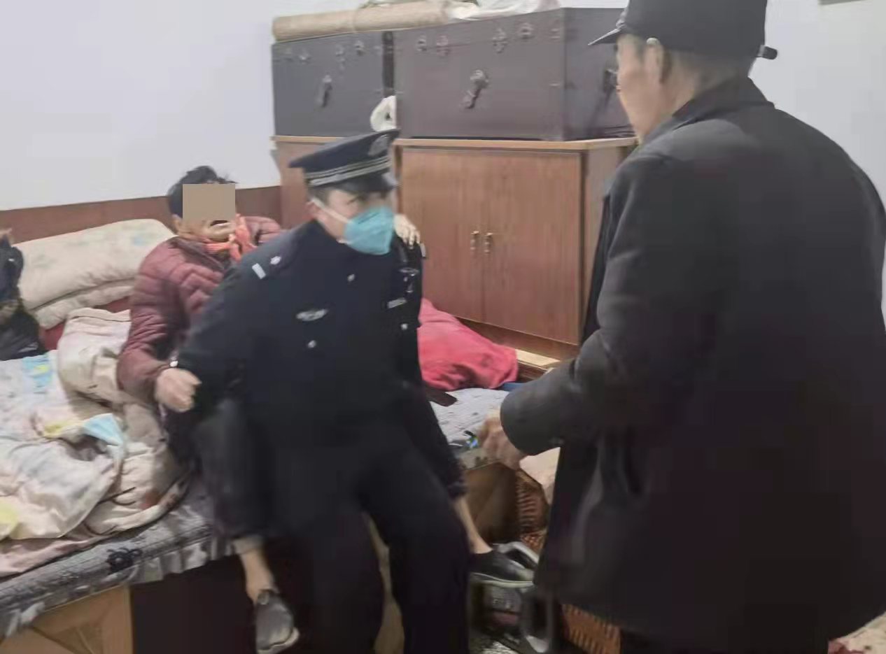 西安临潼：阿尔兹海默症老人外出采购迷路民警背其回家