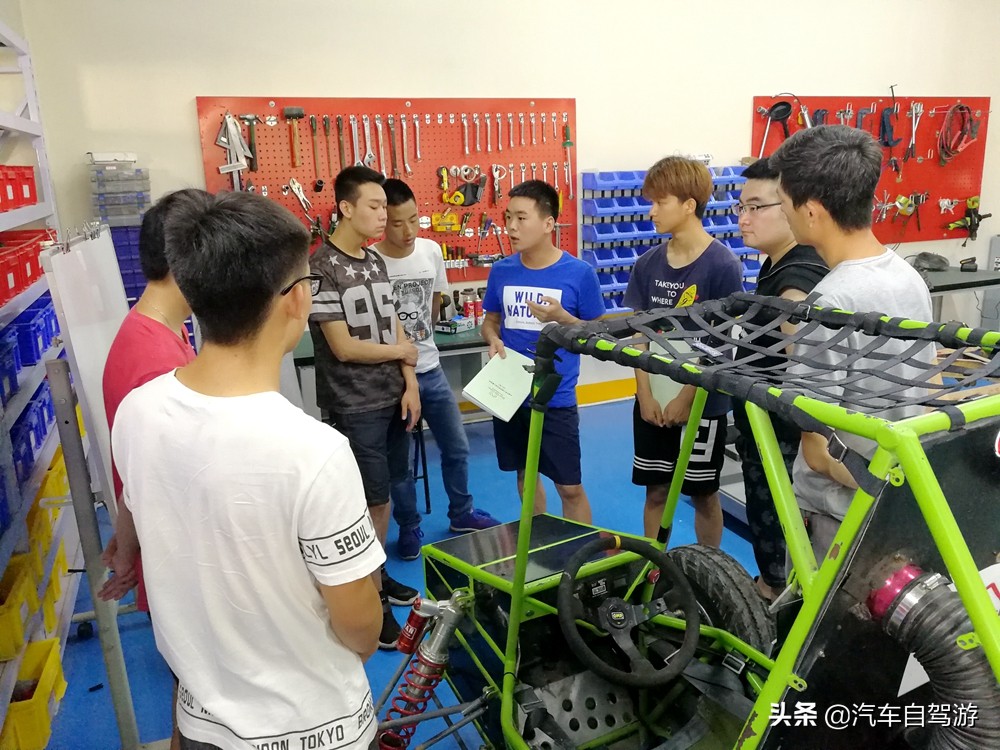 想把开车玩当职业，报高考志愿学什么专业才好？听3位嘉宾来指点