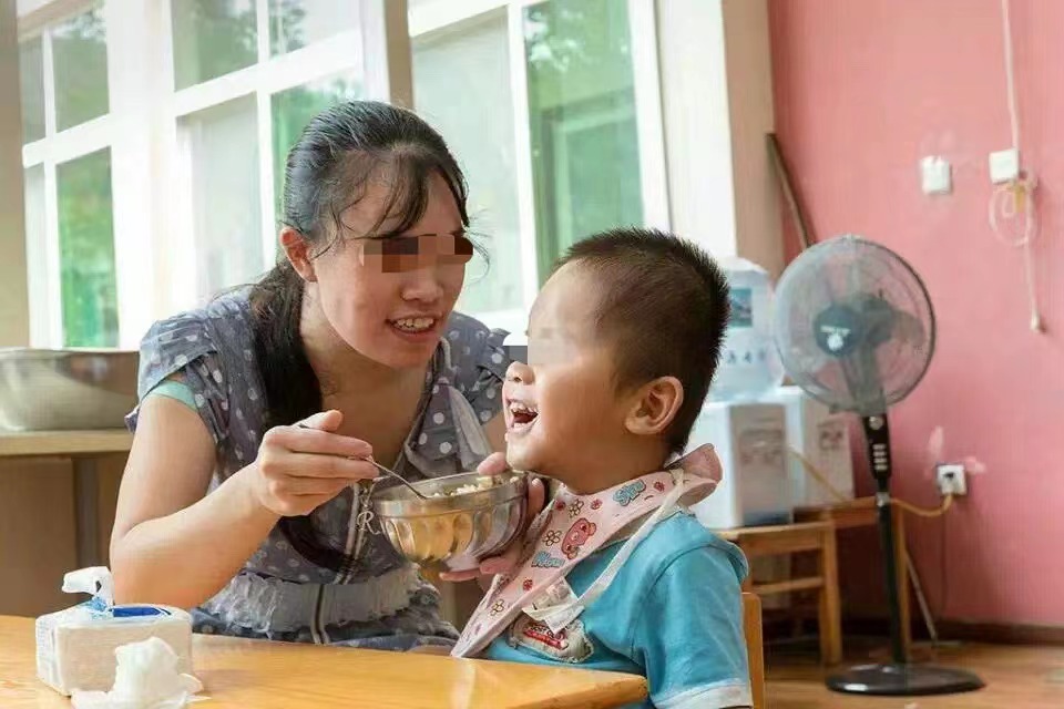 一位盲童指导老师的十六年：捡过刚满月的弃婴，培训盲人工作，也见证外国家庭收养故事