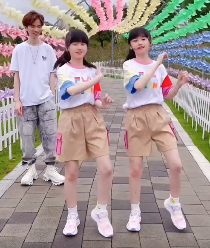 全网最默契姐妹花：“复制粘贴”双胞胎，自学跳舞圈粉1600万