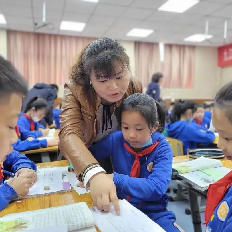 玩转淘宝节 快乐分享季｜成都市双流区九江小学举行第十五升旗仪式