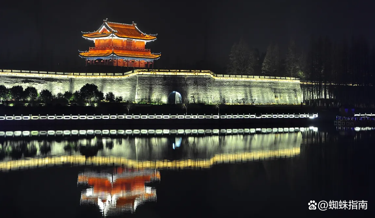 到荆州游玩,一定要去荆州古城,参观这里的夜景,会