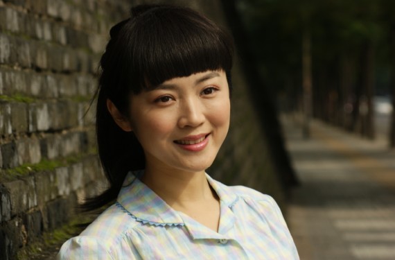 湖北老人收养女婴，捡垃圾供上大学，28年后女孩带老人自驾游全国