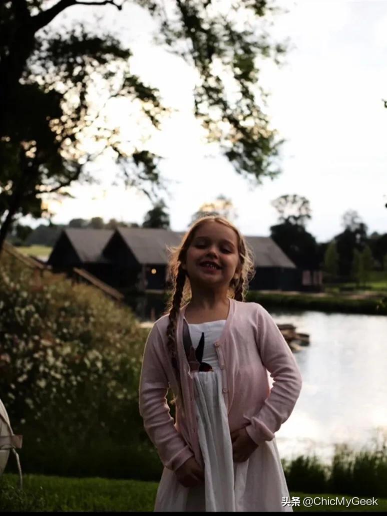 贝小七11岁了！不愧是全家最宠，贝克汉姆夫妇和三哥哥大阵仗庆生