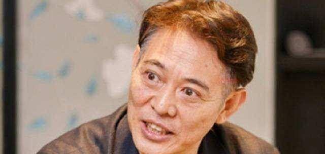 58岁周星驰满头白发，67岁洪金宝坐轮椅，而他73潇洒依旧