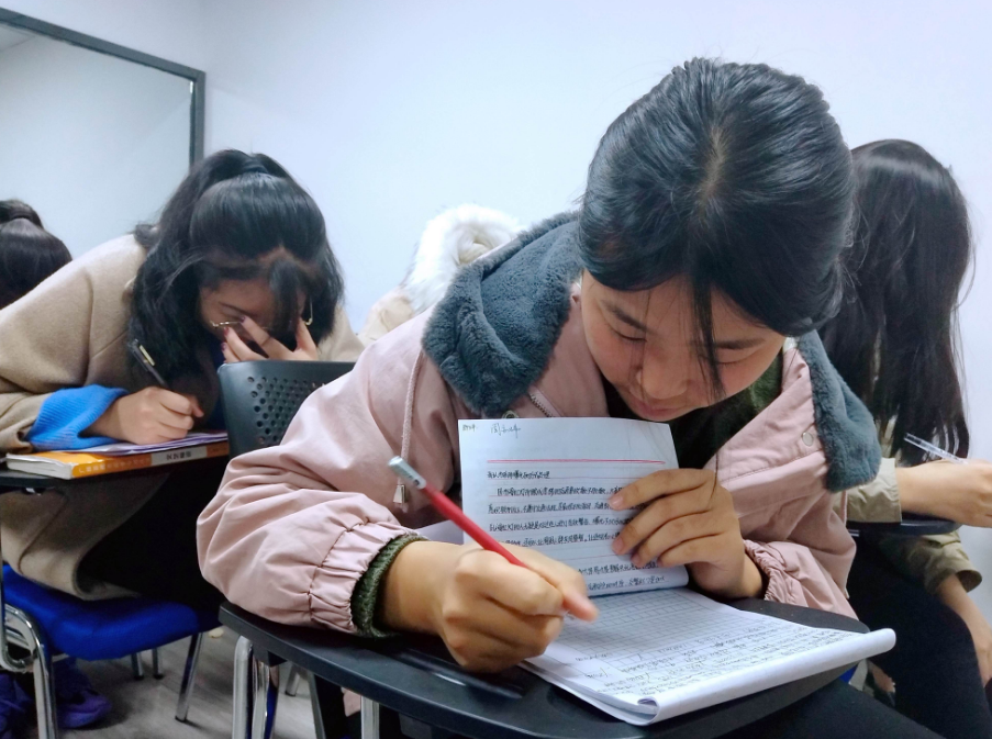 高中生迎来坏消息，有3类学生失去参加高考的资格，成绩好也没用