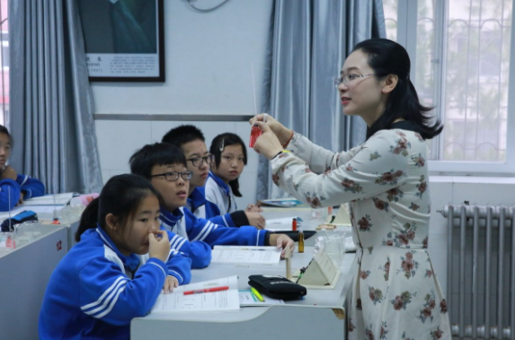 大学副教授晒出上一年收入，金额引发热议，怪不得备受大学生青睐