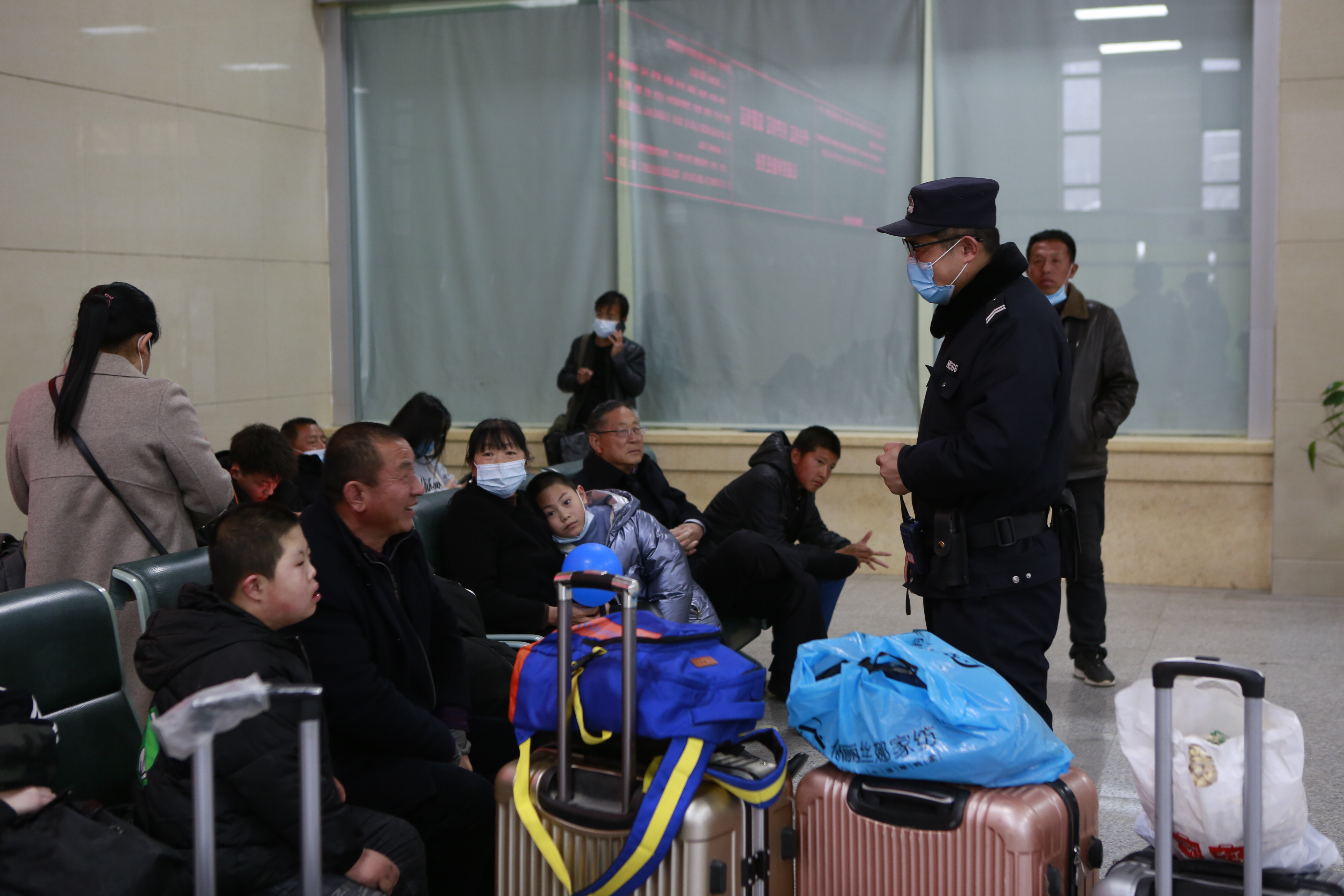 延安铁警护航春运 帮助旅客找回遗失财物