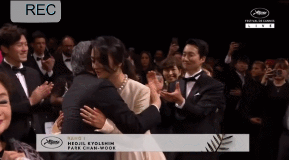 汤唯骨子里自带气质，侧脸风情万种，网友“绝对是个美人胚子”