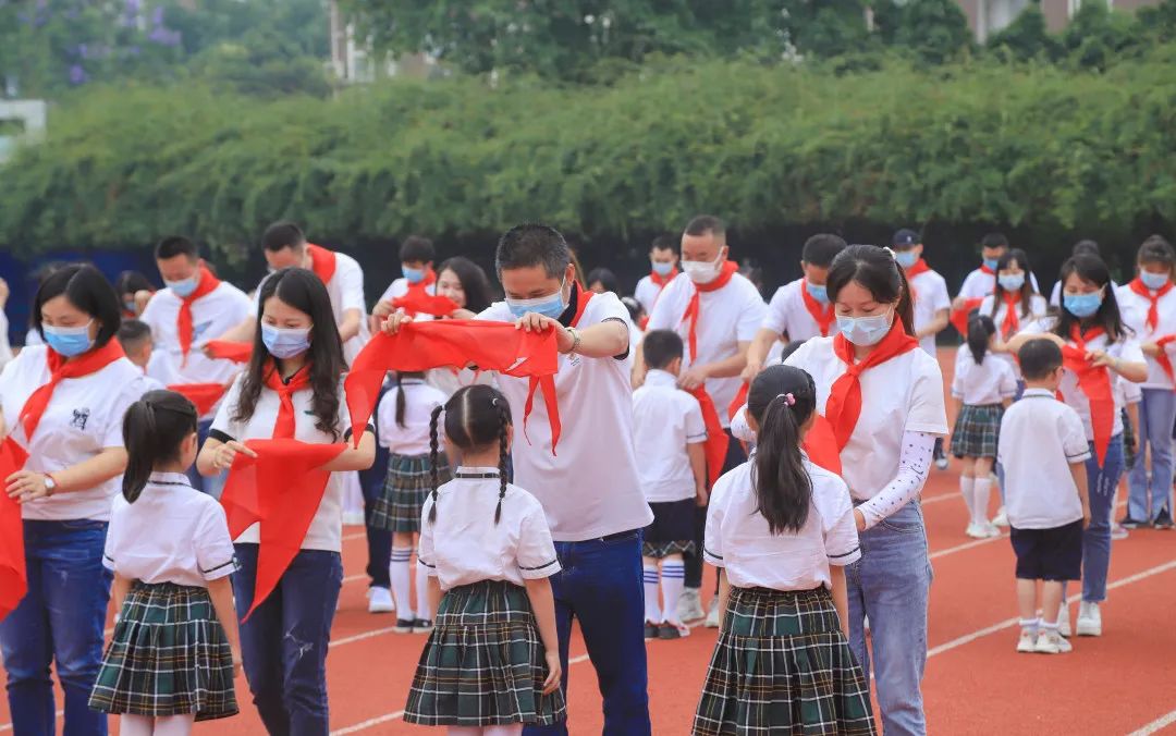 四川天府新区南湖小学举行2021级首批新队员入队仪式