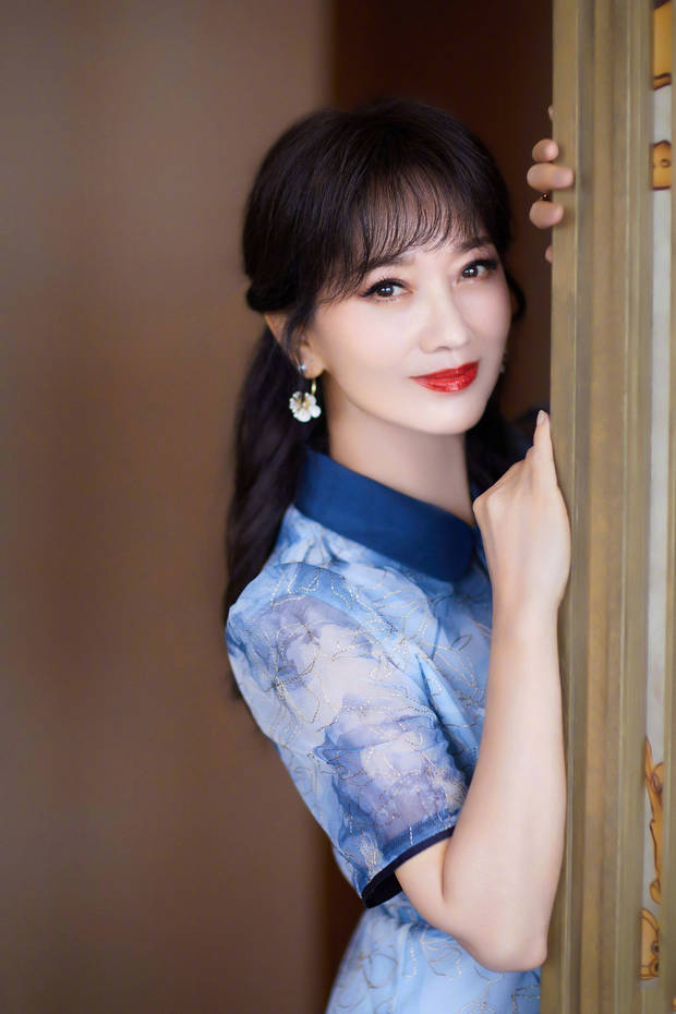 68岁赵雅芝穿蓝裙气质优雅 肌肤紧致状态不输少女