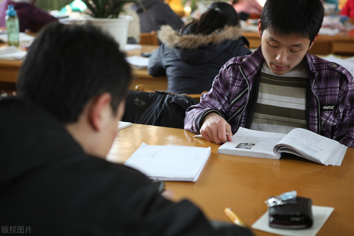 大学生挂科率越来越高，导致原因是什么，其实老师们也很无奈