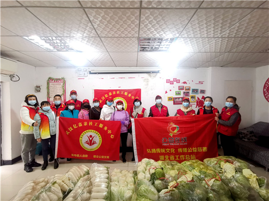 武汉亿嘉亲社工服务中心与公益在线湖北站为疫情中的老人送蔬菜