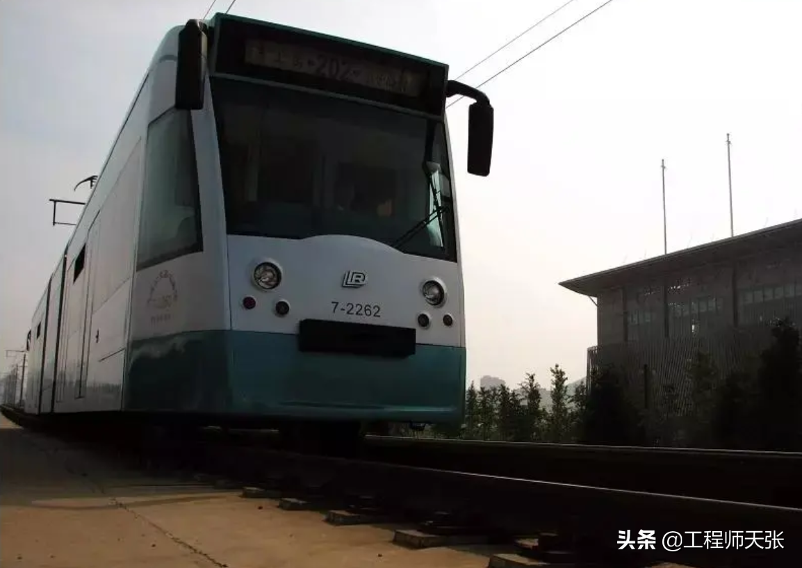 突发！大连有轨电车先后与2辆电车相撞致多人受伤，深度了解一下