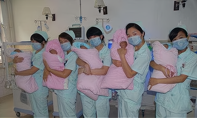 19年前轰动一时的5胞胎已成年，妈妈：孩子跟着我们太受罪了