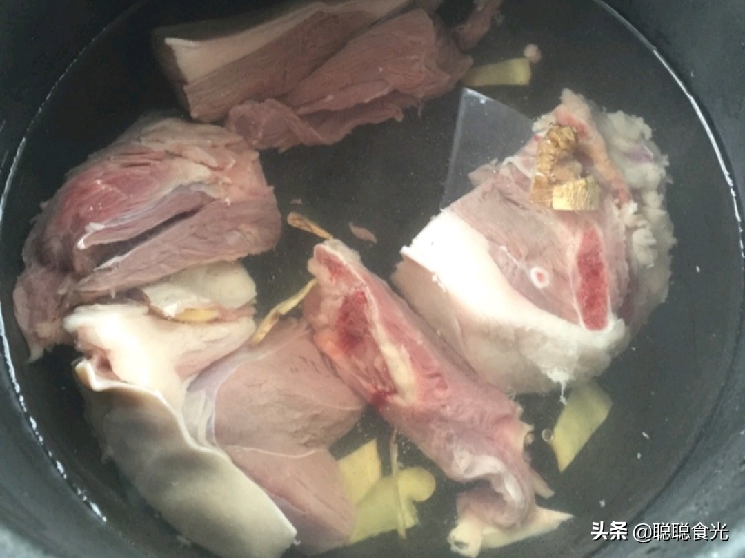 炖羊汤用料太多，难怪不好喝，记住只用3样料，汤浓肉香没膻味