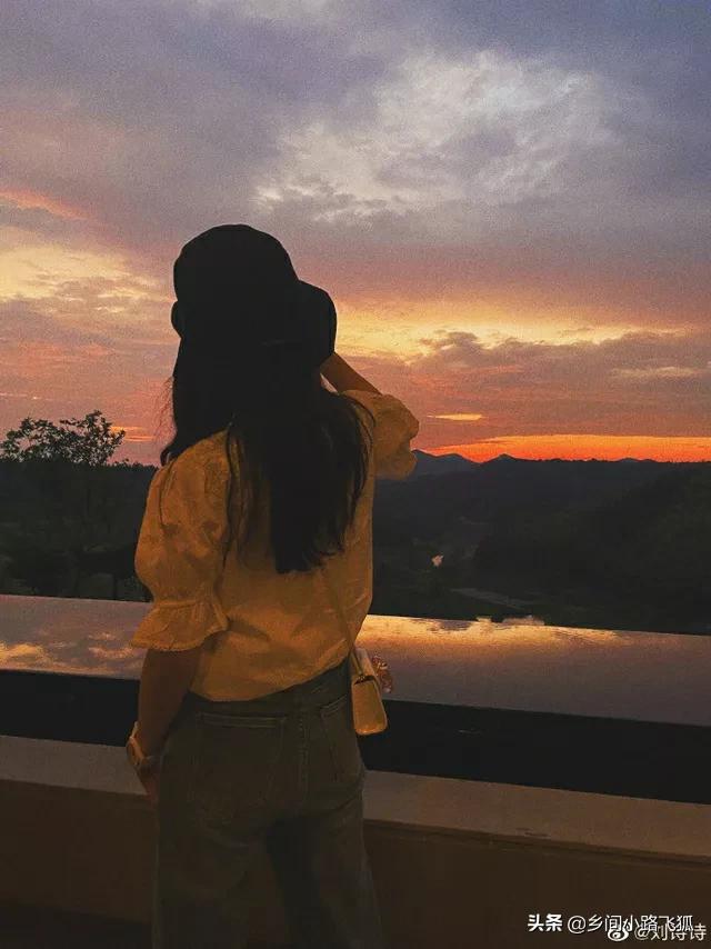 刘诗诗晒夏日OOTD小白衫清爽靓丽 晚霞中身形纤细