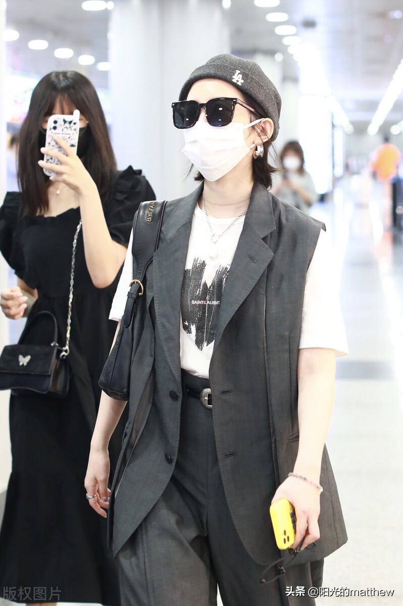 孟美岐坎肩搭西裤现身机场，路遇粉丝热情配合摆拍