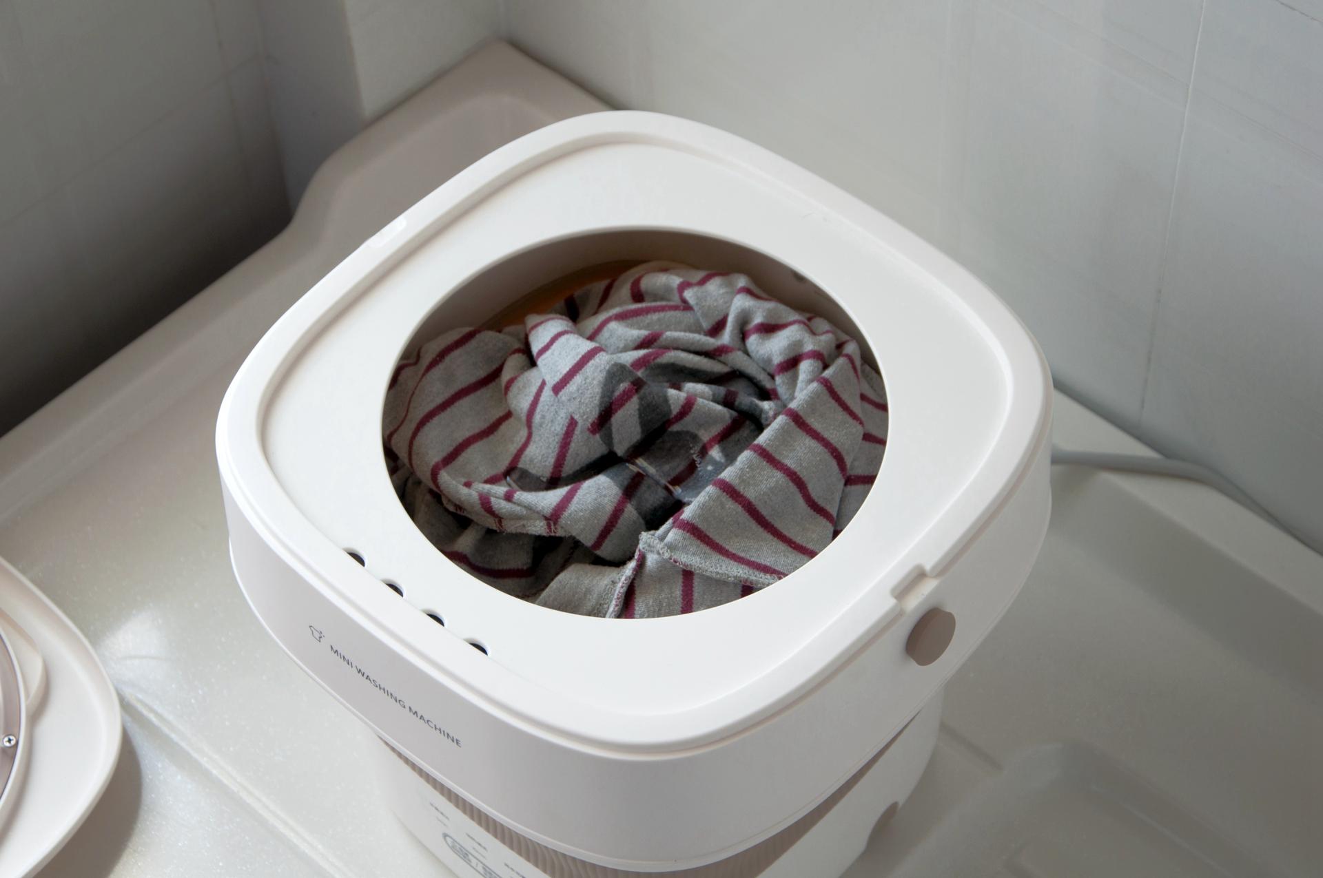 你痛恨洗襪子嗎？大宇迷你折疊洗衣機評測，免安裝易收納很實用