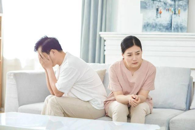 夫妻异地分居 你若已美人在怀 那我红杏出墙就没错