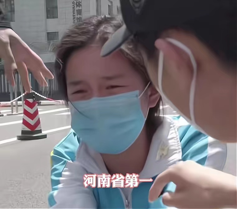 女孩北电艺考全国第四，出分后喜极而泣，长得好像邻家妹妹一般
