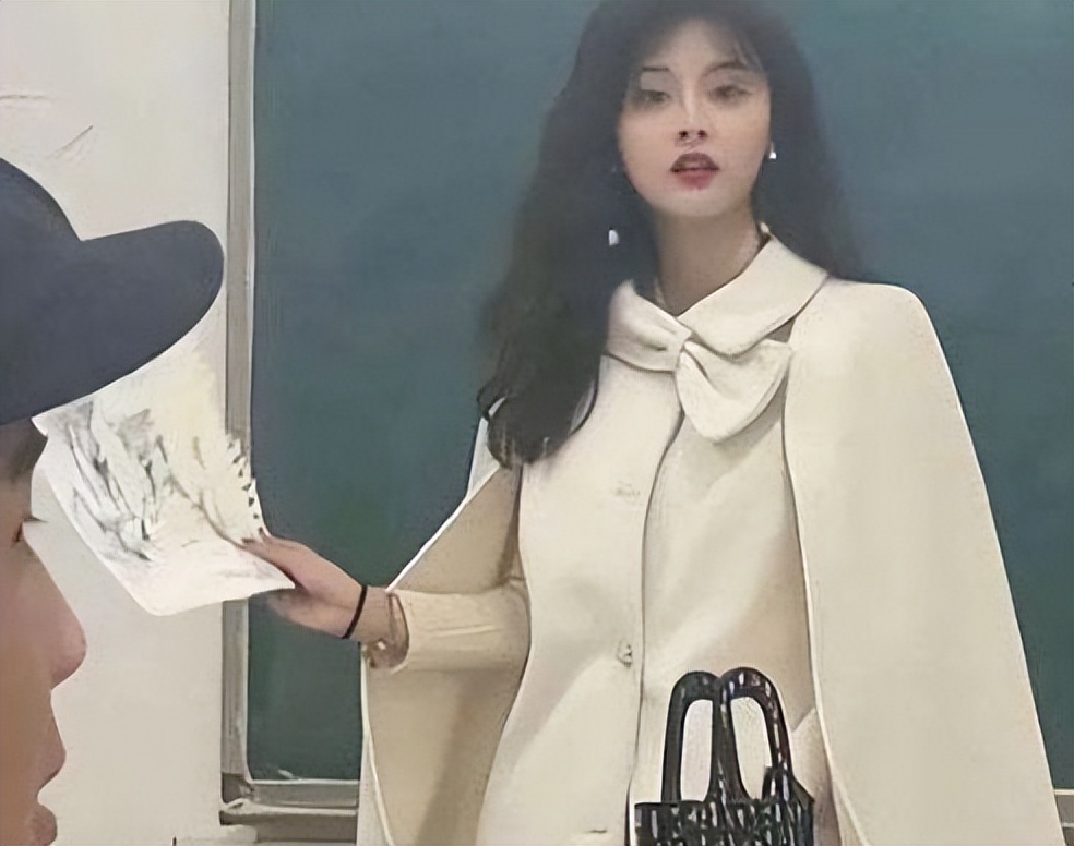 女大学老师酷似“港风女神”，学生上课争先恐后