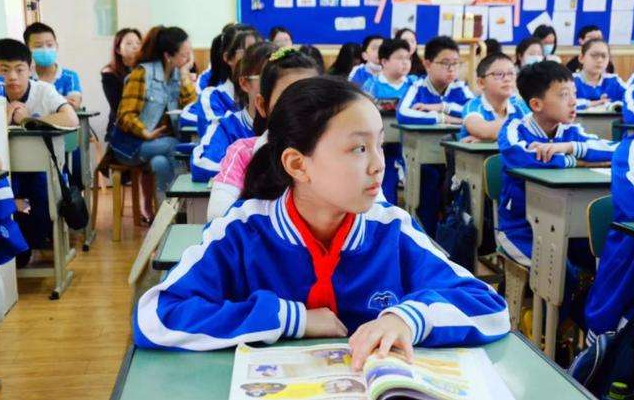 双减政策下，学校打破以往成绩单格式，期末成绩全部为A，引发家长教育焦虑与教育反思。