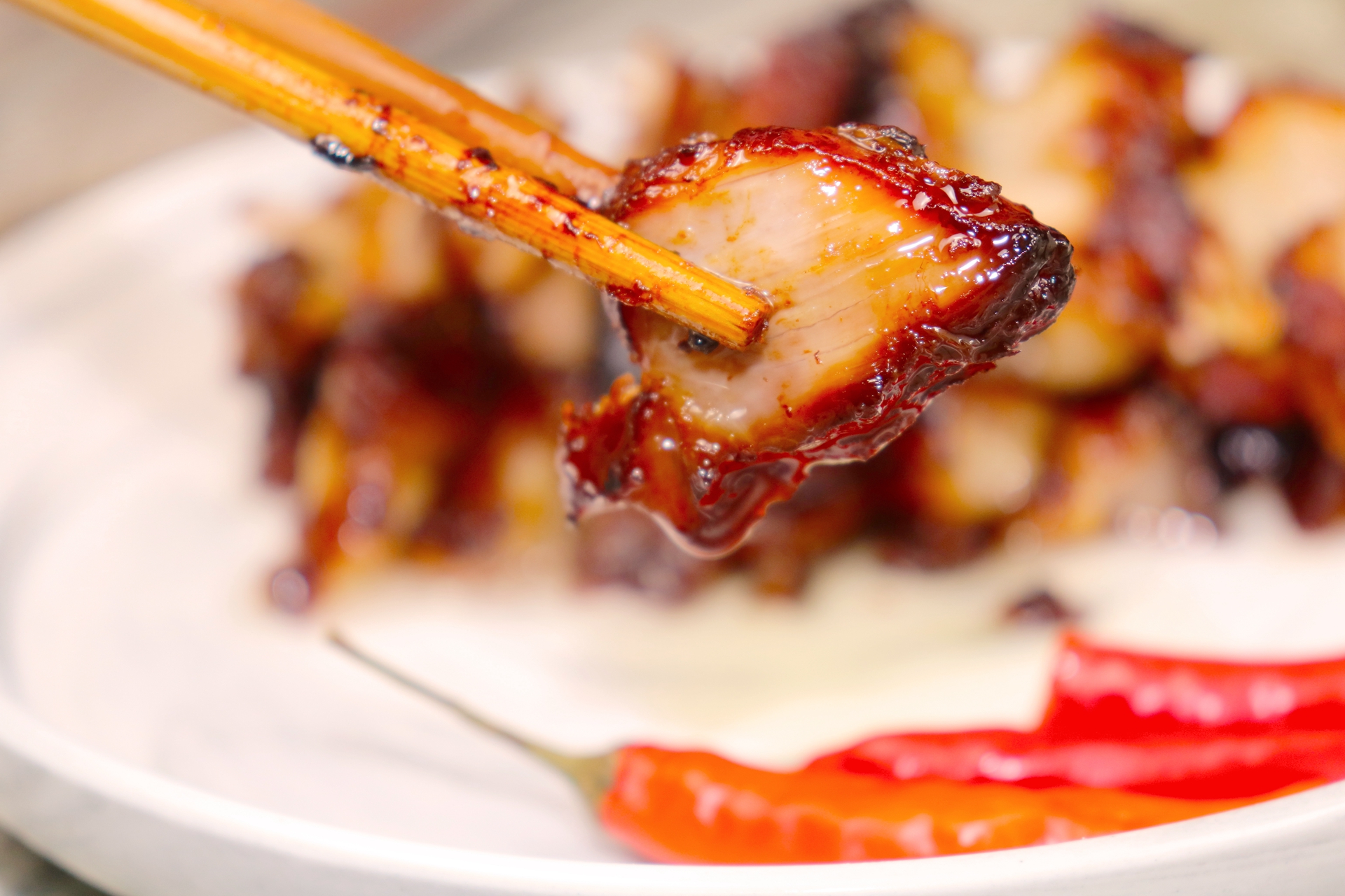 “蜜汁叉烧肉”的正宗做法，不烤箱不油炸，一撕马上爆出蜜汁