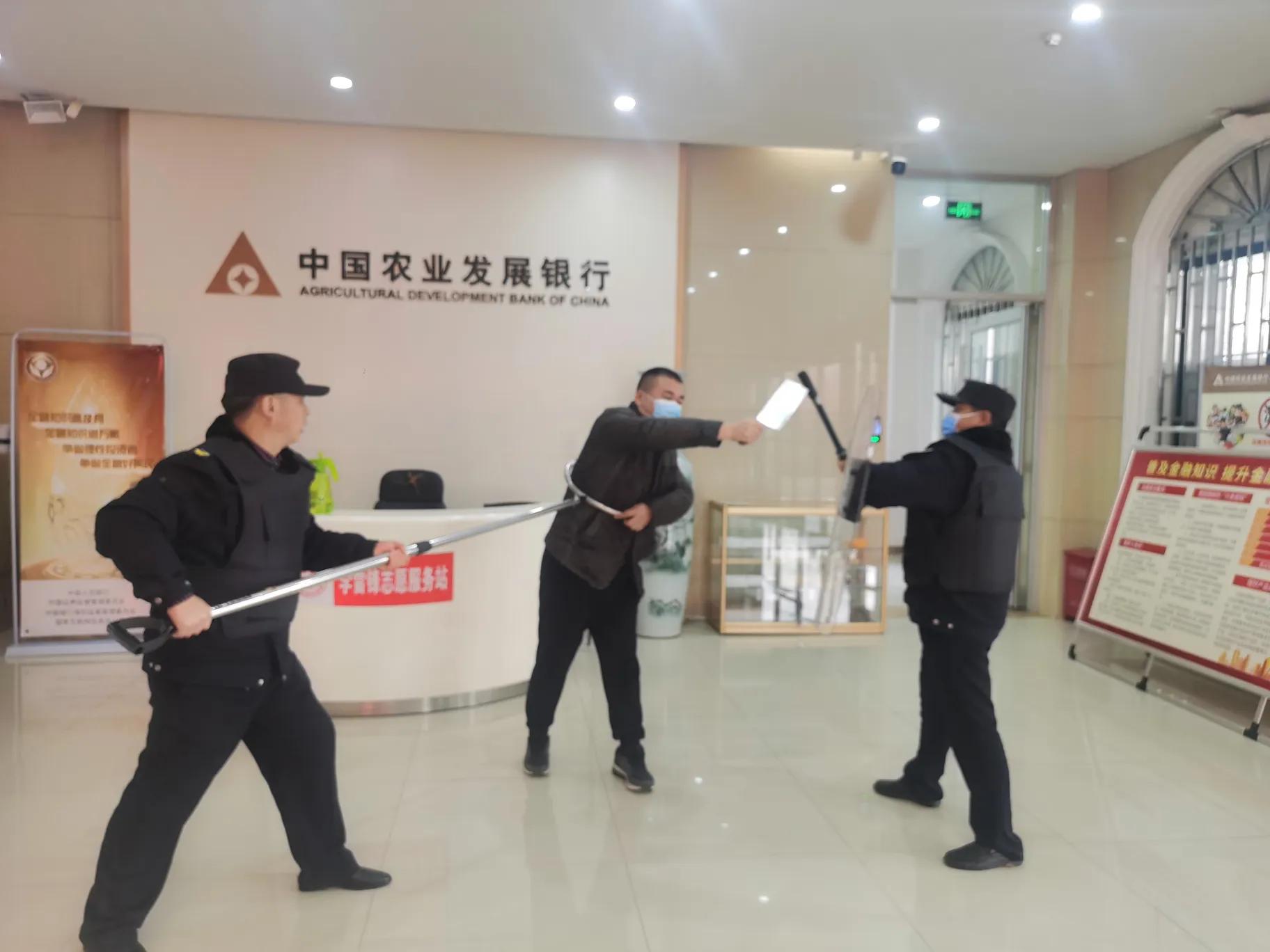 农发行鹤壁市分行开展防抢防爆安全演练