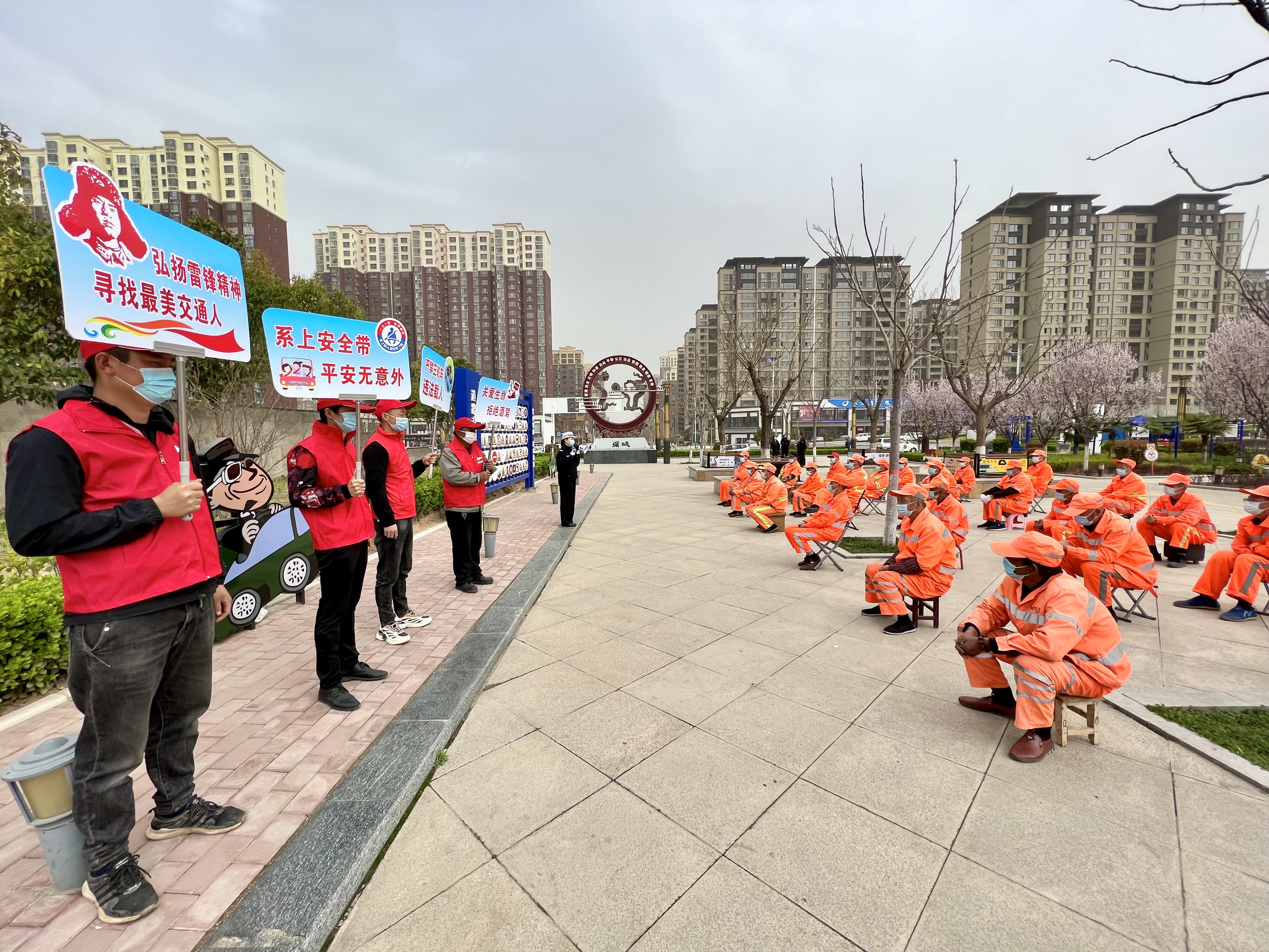 心系环卫工人 蒲城公安交警上好“交安课” 保障“橙衣天使”安全（组图）