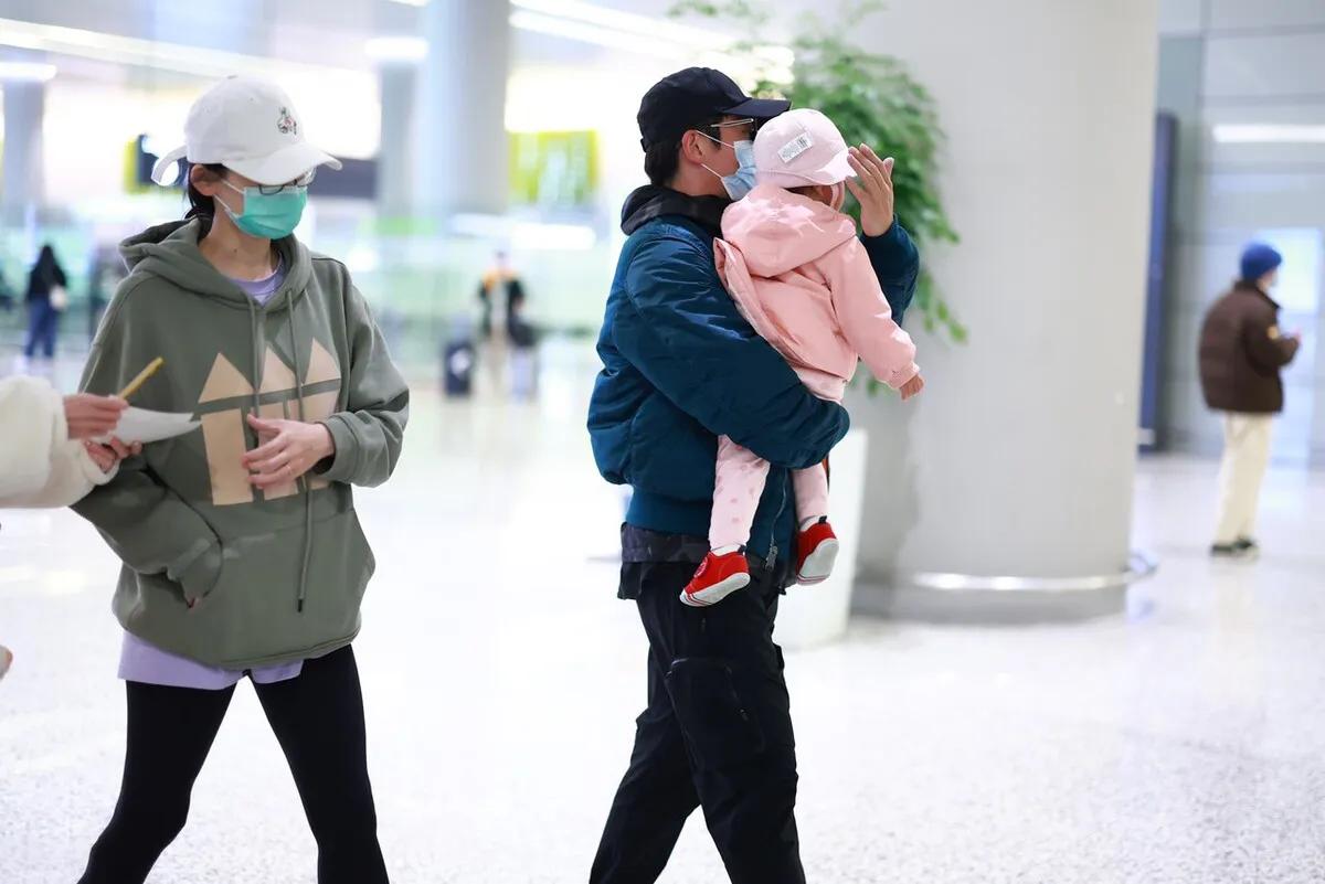 郑恺苗苗一家三口同框温馨幸福，1岁女儿打扮粉嫩，侧颜软萌可爱