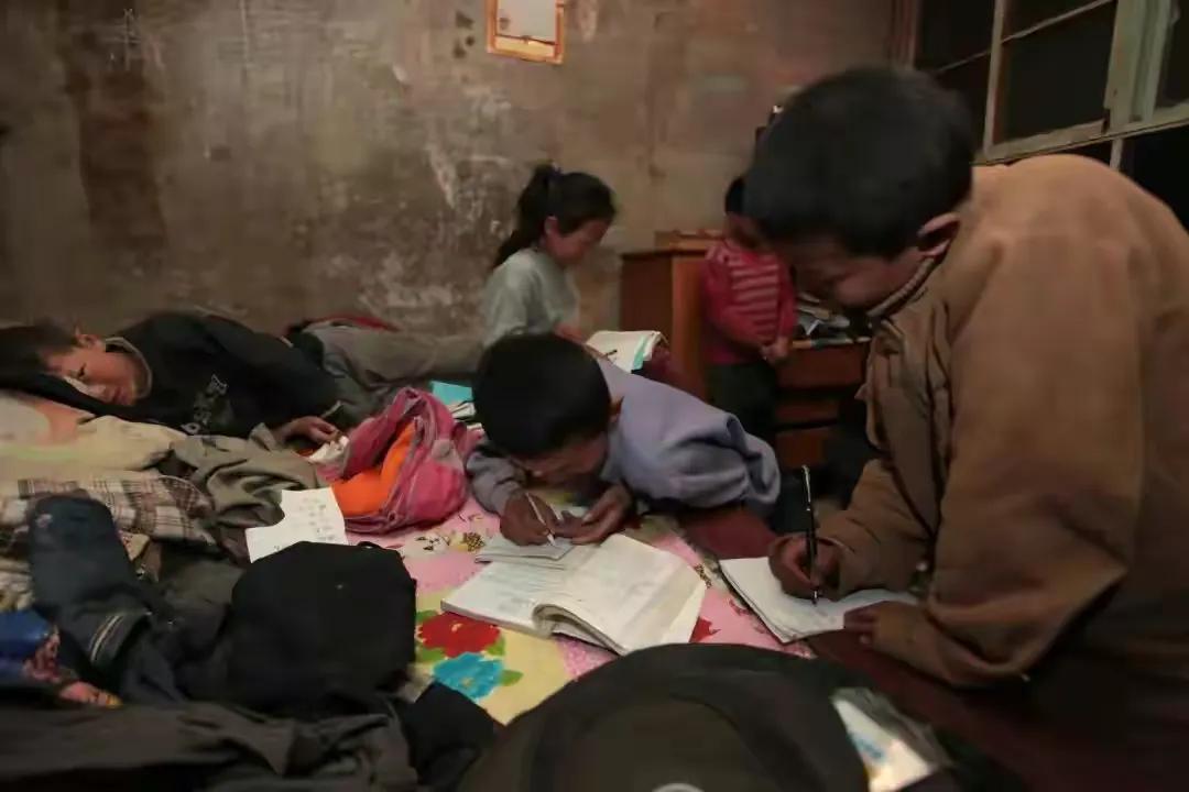 河北夫妻花14年收养12个弃婴，都有先天疾病，掏空家底为他们治疗