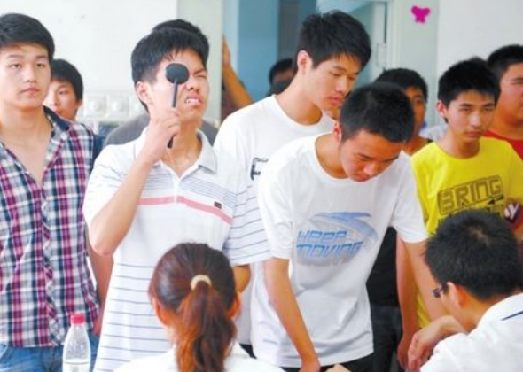 高考体检要“全裸上阵”，女生听了脸都红了，医生：谁愿意看你