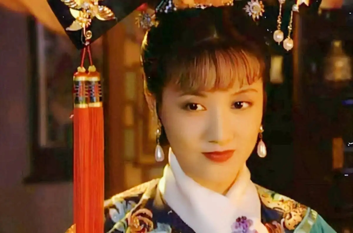 在《康熙微服私访记》中,邓婕饰演的宜妃,也是让观众眼前一亮