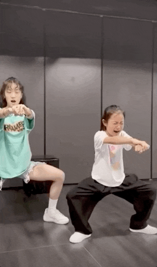 李小璐晒女儿假期生活，甜馨与宠物狗一起卖萌，上小学已经近视