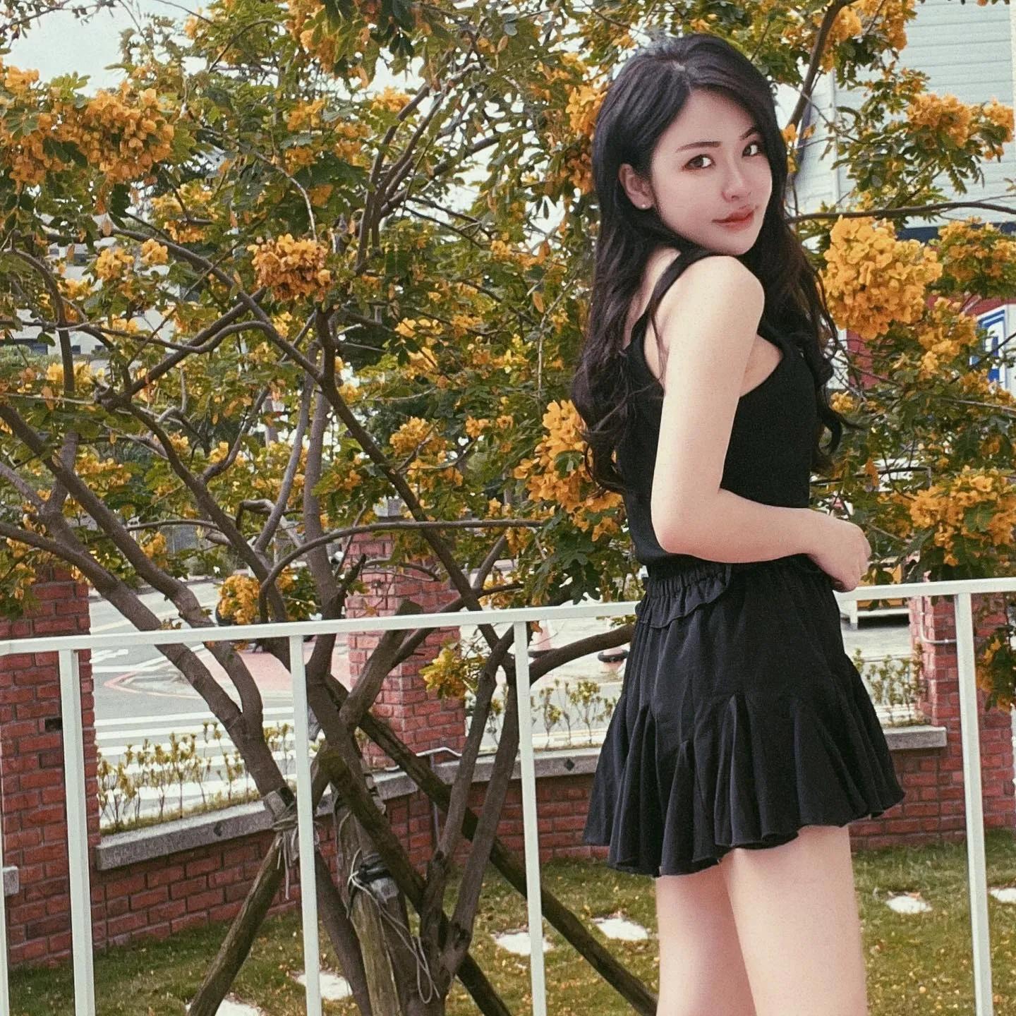 黑丝袜长腿美女「徐蕾蕾」干练气质太逼人！-哪边嗨