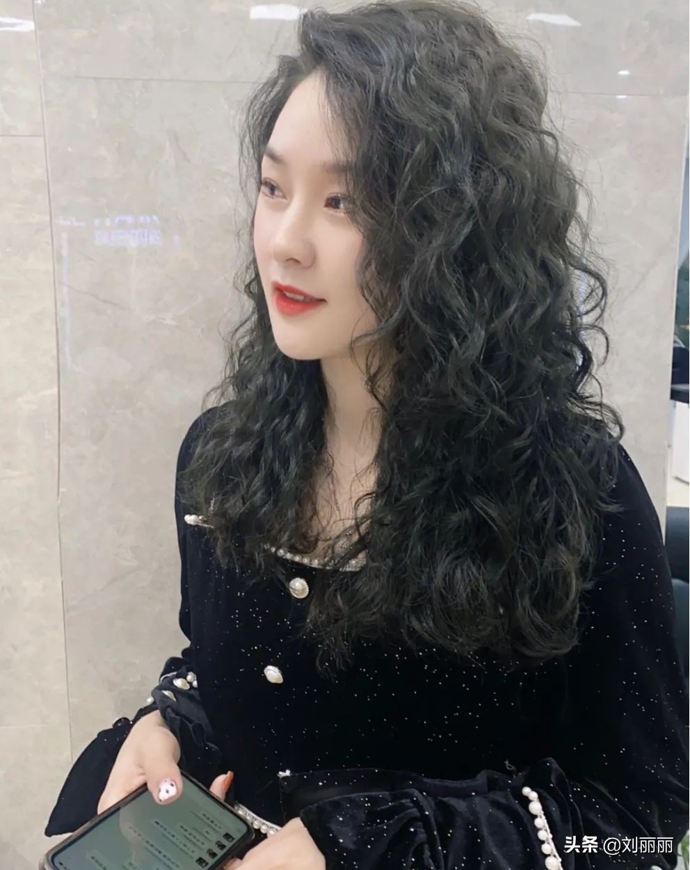 头发细软少发型怎么选？烫小卷就对了，不论长短都很美