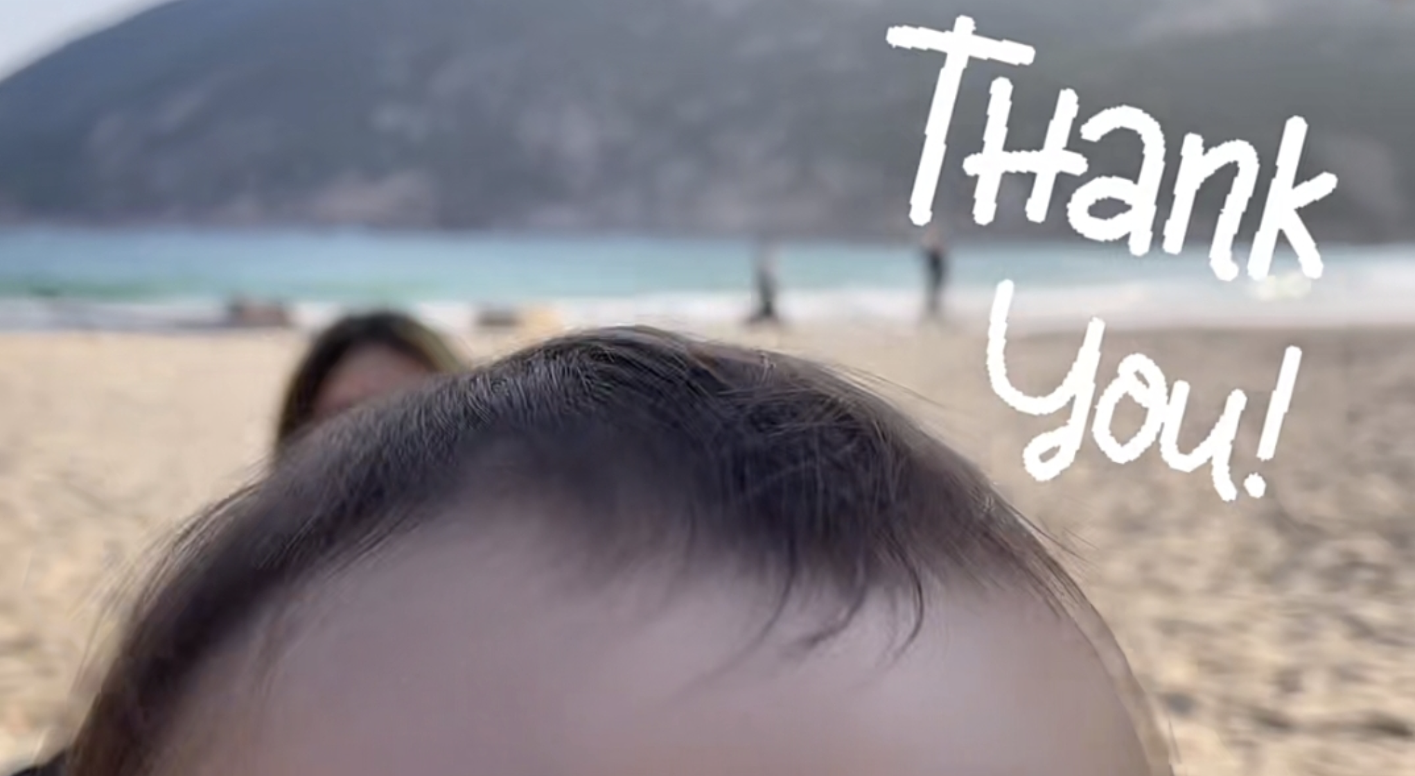 林峯携妻儿海边度假，拥女儿入怀被喊爸爸，格格大脑门被赞有福气