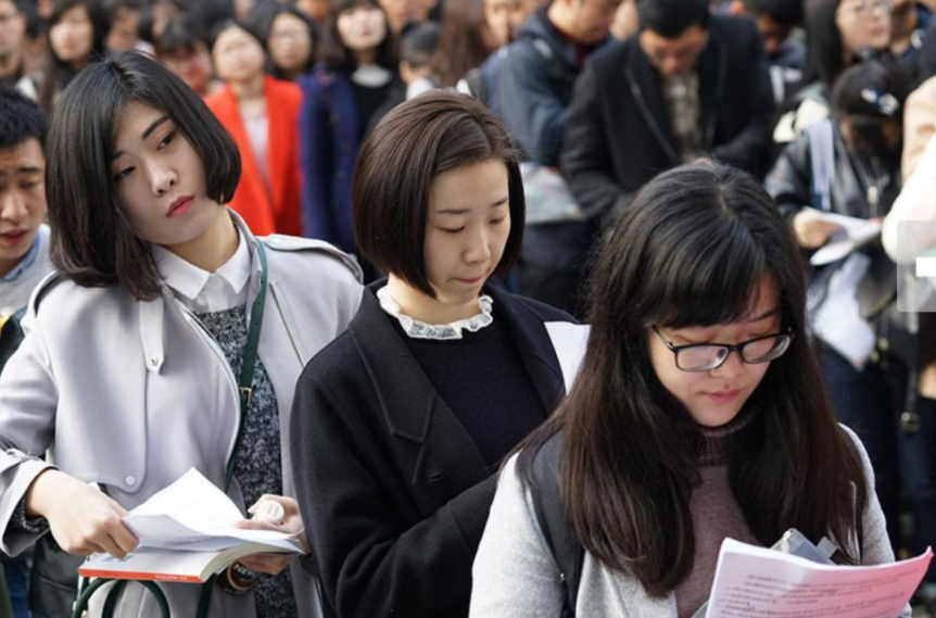 公务员或将实现“聘任制”，20万年薪有望到手，但铁饭碗会被打破