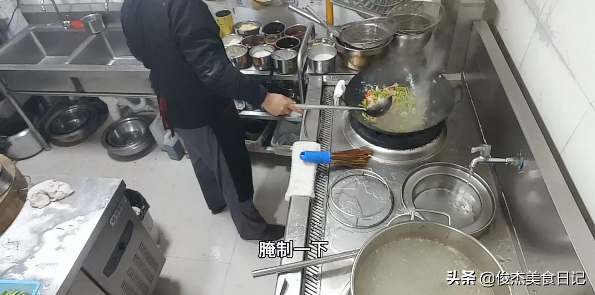 拆骨肉的家常做法（你看不上的大骨头做成拆骨肉非常好吃）