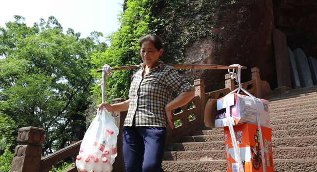 31岁不幸丧夫，做挑夫17年养育三个子女，龙凤胎同年考入重点大学