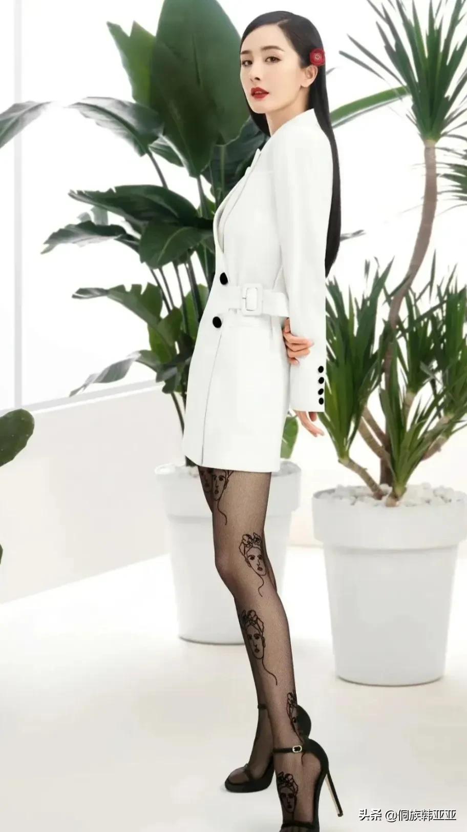 杨幂是女明星中最漂亮之一，穿着也是那么时尚大气