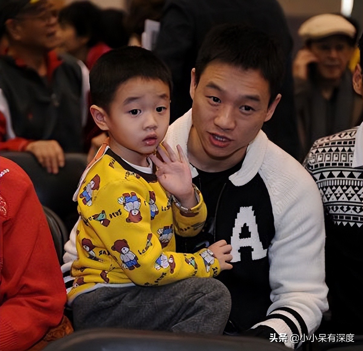 杨威晒照片，哇，小萌娃长成帅哥了！杨阳洋对双胞胎妹妹，特别好