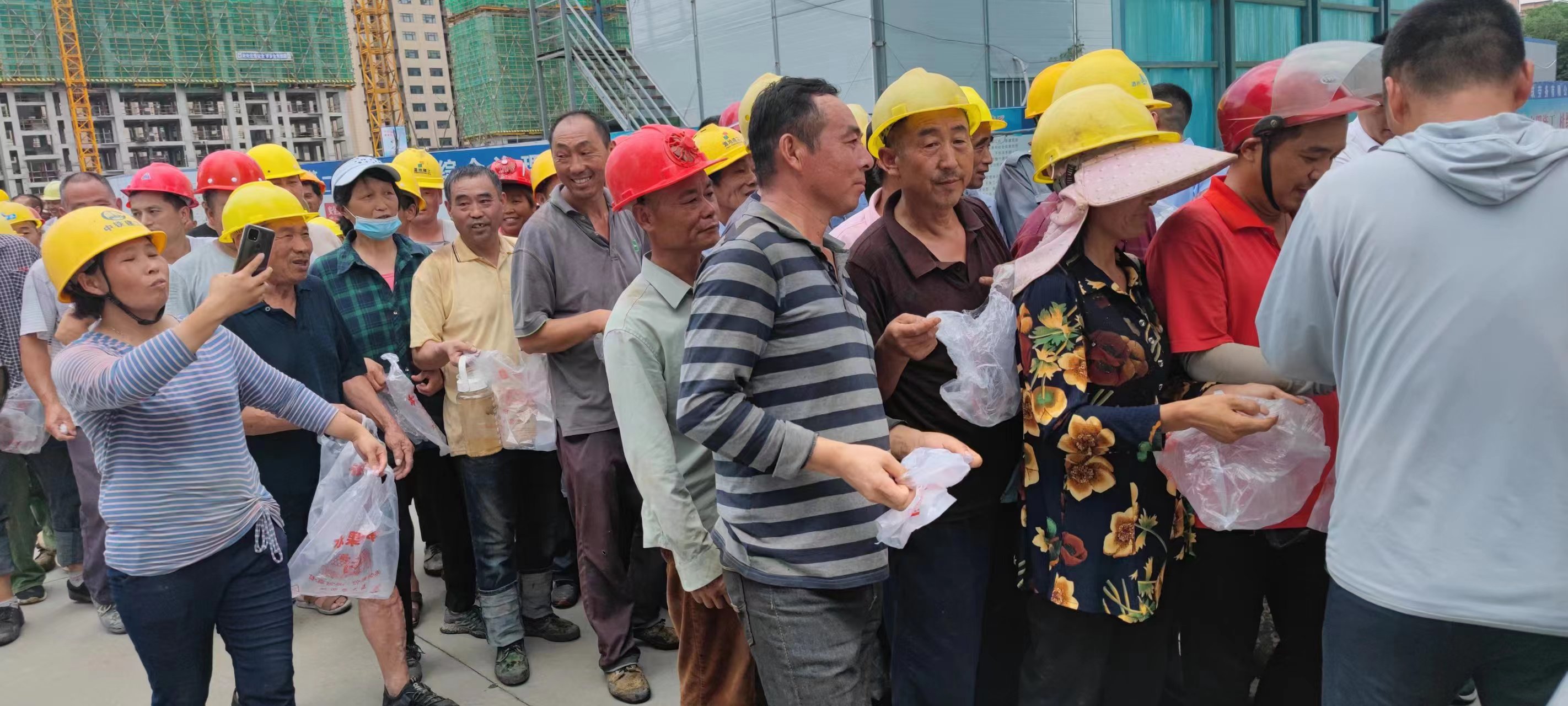 情系农民工 盛夏送清凉 驻马店富地公园学府关爱民工万斤西瓜免费送